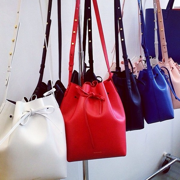 Mẫu túi Mansur Gavriel, giá 1.195 USD: Túi bucket của Mansur Gavriel là một trong những mẫu túi "cháy hàng" của năm nay. Thậm chí nó được làng mốt tôn vinh là "nữ hoàng dòng túi bucket". Doanh số bán ra của túi bucket Mansur Gavriel cao gấp 30 lần so với các thiết kế khác của hãng mốt.