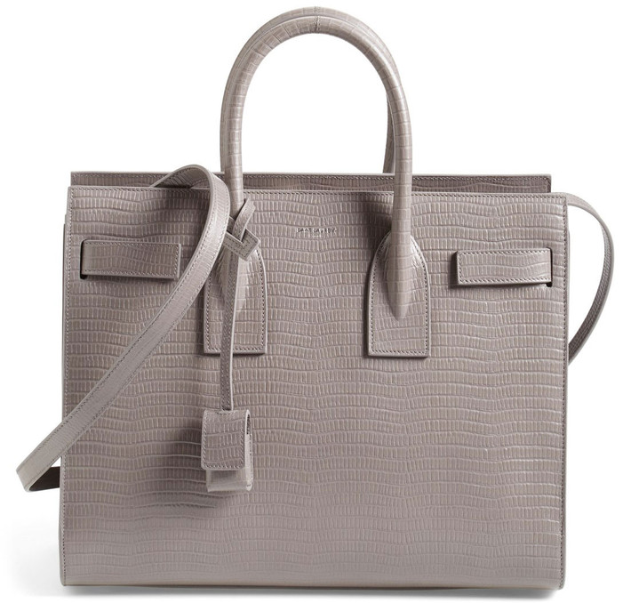 Saint Laurent Sac de Jour: Chiếc túi Sac De Jour đến từ nhà mốt Saint Laurent là mẫu túi dạng tote bag có đáy hình chữ nhật và quai xách tương tự như Hermès Birkin. Không gian túi rộng có lẽ là lý do những quý cô thành thị bận rộn ưa dùng vì có thể chứa được nhiều vật dụng. Mẫu túi này có giá 2.990 USD.