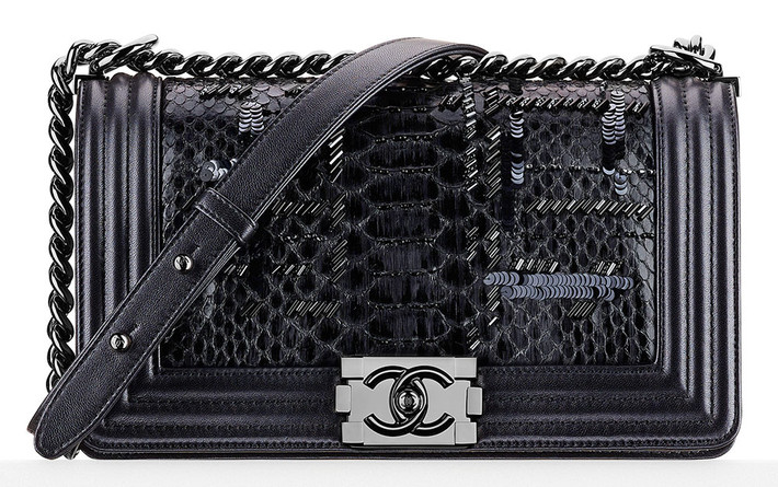 Mẫu túi Chanel Boy hay Chanel 2.55 phiên bản tím óng ánh ngũ sắc nằm trong bộ sưu tập Resort 2016 của nhà mốt Chanel cũng được chị em rất ưu ái. Chanel Boy đã trở thành món đồ được săn lùng trong vài năm nay và vẫn chưa có dấu hiệu hạ nhiệt trong thời gian sắp tới. Túi có giá 4.300 USD (hơn 97 triệu đồng).