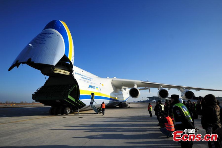 Năm 2002, An-225 mới thực hiện chuyến bay thương mại đầu tiên, chuyển 216.000 suất ăn có tổng trọng lượng 187,5 tấn từ Đức sang Oman, một quốc gia Trung Đông cho lính Mỹ đóng quân ở đó.