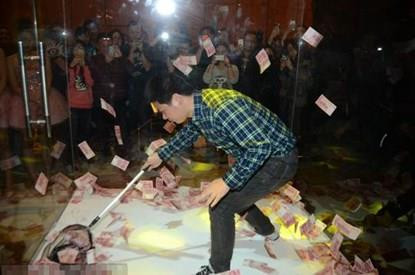 Cũng trong năm ngoái, một doanh nghiệp ở Thượng Hải đã cho đặt một chiếc hộp bằng kính trong suốt, bên trong là hai cô gái xinh đẹp tung vài triệu NDT (khoảng trên dưới 10 tỷ đồng) và tiếp tục thổi tung tiền bằng quạt gió. Những nhân viên may mắn được bước vào chiếc hộp kính và nhận thưởng đúng số tiền mà họ "vợt" được trong một khoảng thời gian nhất định. Nhiều người bất ngờ phát tài khi nhanh tay "vợt" được một số tiền lớn.