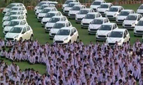 Công ty xuất khẩu kim cương Hari-Krishna tại Ấn Độ đã chọn ra 1.200 nhân viên hoàn thành tốt công việc của năm để trao tặng 491 chiếc xe Fiat Punto, 200 ngôi nhà 2 phòng ngủ và hàng loạt đồ trang sức trước lễ hội Diwali. Tổng giá trị số phần thưởng này lên tới 8,1 triệu USD.