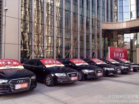 Phần thưởng Tết của một công ty ở Quảng Châu, Quảng Đông là 10 chiếc xe Audi A4L sedan dành cho nhân viên. Dòng xe này có giá 272.800 NDT (tương đương 45.000 USD).