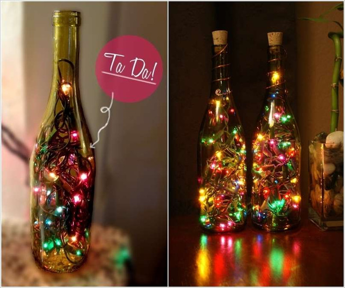 Chỉ cần thả những dây đèn LED vào những chiếc lọ thủy tinh và cắm điện, bạn đã có những chiếc đèn trang trí Giáng sinh ấn tượng.