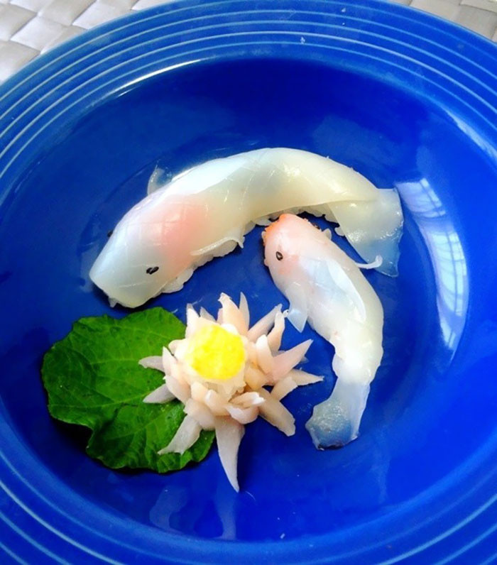 Tọa lạc tại thành phố Saiki thuộc tỉnh Oita, Nhà hàng Nishikizushi là nơi đi đầu của nghệ thuật Nishikigoi no Sugatazushi. Nhằm tạo ấn tượng với khách hàng, đầu bếp nhà hàng đã kỳ công trang trí từng miếng sushi giống nguyên mẫu cá chép Koi.