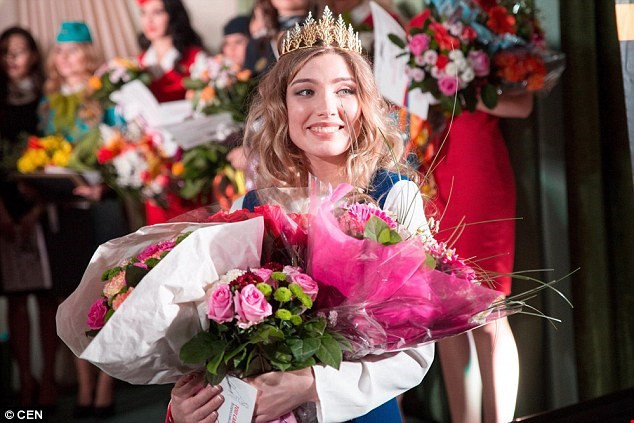 Cô gái Anastasia Babushkina (23 tuổi) vừa vượt qua 26 đối thủ khác để giành vương miện trong cuộc thi Hoa hậu tiếp viên hàng không Nga.