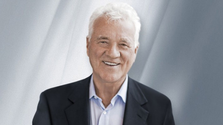 Frank Stronach, còn gọi là Franz Strohsack (sinh năm 1932), là một doanh nhân giàu có người Canada gốc Áo, được tạp chí Forbes xếp hạng người giàu thứ 21 ở Canada. Tập đoàn Magna do ông sáng lập là một trong những nhà sản xuất phụ tùng xe hơi lớn nhất thế giới. Magna có 326 cơ sở sản xuất, thiết kế, trung tâm thương mại tại 25 quốc gia trên thế giới, từ Bắc Mỹ đến Nam Mỹ, từ châu Âu đến châu Á.