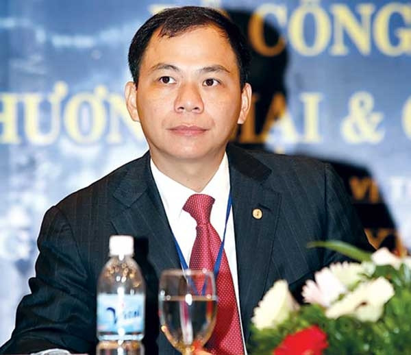 Ông Phạm Nhật Vượng (sinh năm 1968) là đại diện của Việt Nam có mặt trong danh sách tỷ phú đô la của Forbes. Doanh nhân tuổi Thân này là Chủ tịch của Tập đoàn Vingroup, đang sở hữu 1,8 tỷ USD, xếp thứ 1092 trên thế giới. Ông cũng là người liên tiếp 4 năm liền đứng đầu danh sách tỷ phú giàu nhất trên thị trường chứng khoán Việt.