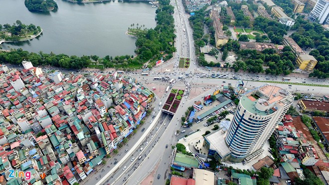 Từ khách sạn có thể đi tới các hướng khác của Hà Nội dễ dàng. Khu đất cách trục đường Xã Đàn và hầm Kim Liên 100 m, cách hồ Bảy Mẫu (Công viên Thống Nhất) khoảng 300 m.
