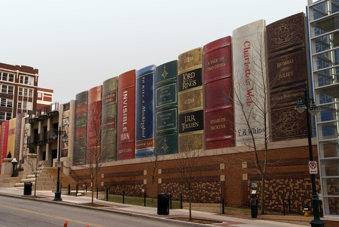 Thư viện Kansas City ở Missouri, Mỹ: Đây là công trình kiến trúc nổi bật tại thành phố Kansas, bang Missouri, Mỹ. Nhìn vào ai cũng có thể biết ngay đây là thư viện của thành phố vì tòa nhà nhìn như được sắp xếp bởi những cuốn sách khổng lồ.
