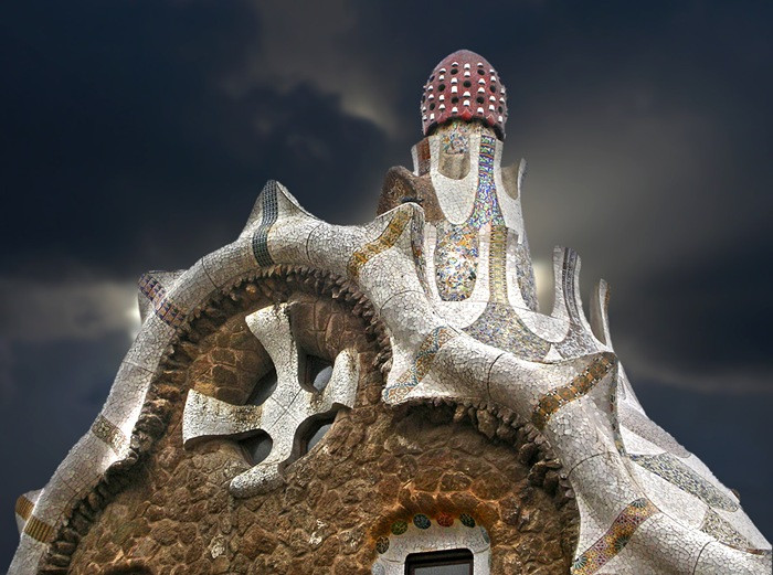 Ngôi nhà cổ tích Mind House (Barcelona, Tây Ban Nha) được xếp vào danh sách những tòa nhà kỳ lạ và sáng tạo nhất thế giới, với 3 tầng và một tầng áp mái.
