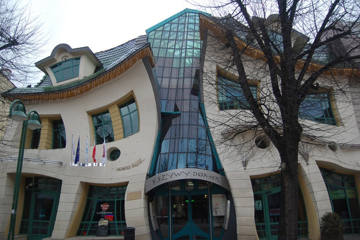 Tòa nhà Krzywy Domek ở Sopot, Ba Lan: Tòa nhà độc đáo Krzywy Domek (Crooked House) là một phần của trung tâm mua sắm Rezydent, Sopot (Ba Lan) được thiết kế với những “đường cong uốn éo” khiến cho những ai lần đầu tiên chiêm ngưỡng cũng phải trầm trồ, ngạc nhiên.