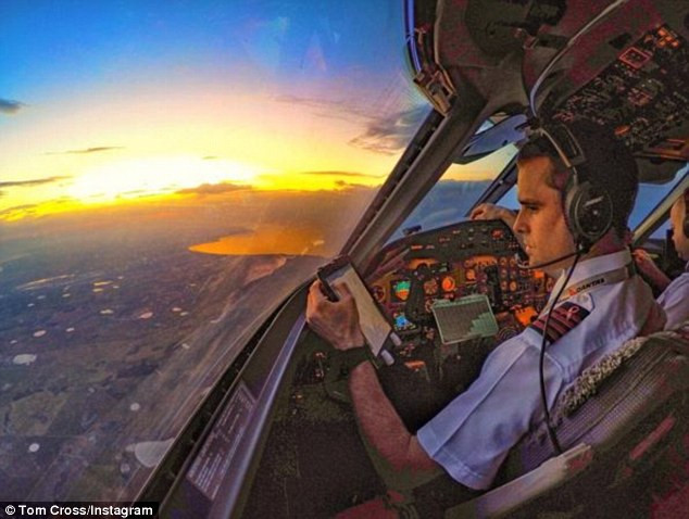 Trang cá nhân Instagram của phi công hãng Qantas Tom Cross đã có hơn 50.000 người theo dõi nhờ những hình ảnh chia sẻ về đời sống ít biết của họ.