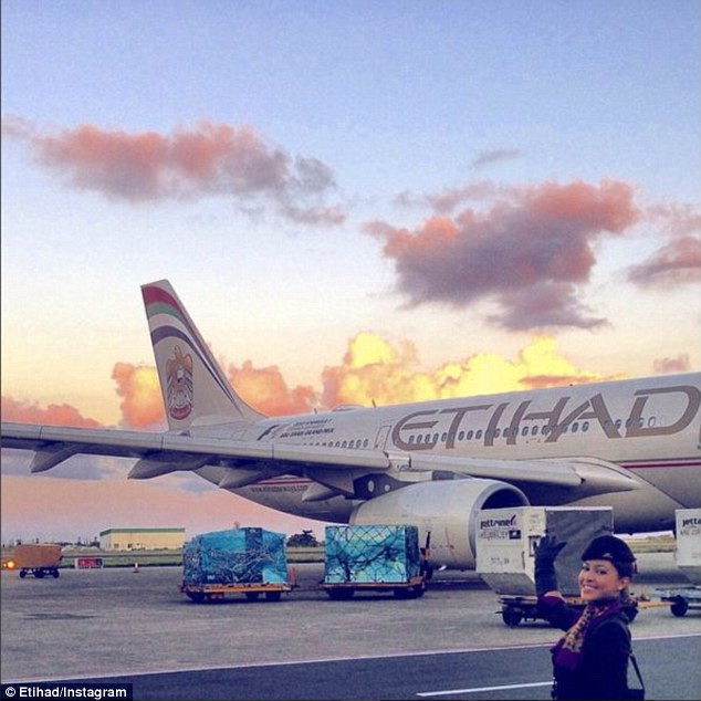 Sarah Steegar, một tiếp viên hàng không của hãng Etihad, chụp ảnh trước khi bắt đầu lên chuyến bay làm nhiệm vụ.