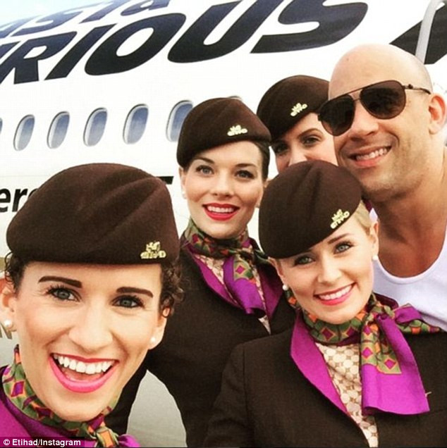 Các tiếp viên hãng Etihad may mắn chụp chung với nam diễn viên Hollywood Vin Diesel bên cạnh chiếc máy bay chủ đề phim Fast and the Furious.