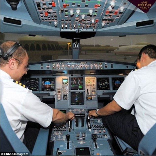 Trang mạng Instagram của hãng Etihad Airways có tới 300.000 người theo dõi. Vì vậy, những hình ảnh của họ cập nhật trên trang cũng nhận được khá nhiều lượt thích và bình luận từ cư dân mạng.