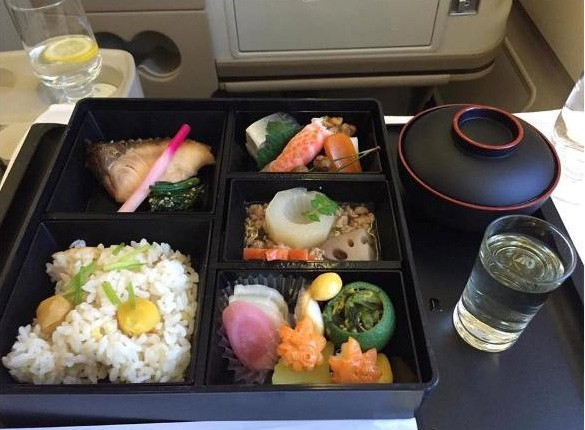Bữa trưa ngon mắt của hãng hàng không Singapore Airlines.