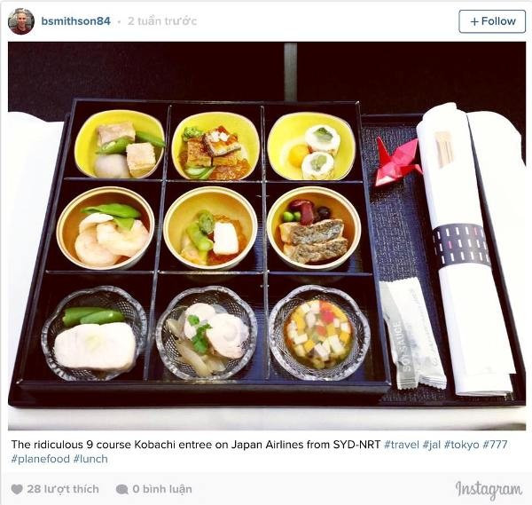 Một phần ăn Kobachi cầu kỳ với 9 món trên chuyến bay của hãng hàng không Nhật Bản Japan Airlines.