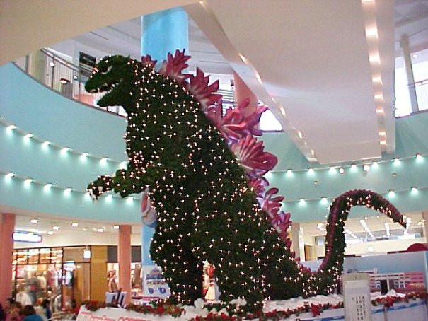 Cây thông noel hình quái vật Godzilla đặt tại trung tâm thương mại Tokyo (Nhật Bản).