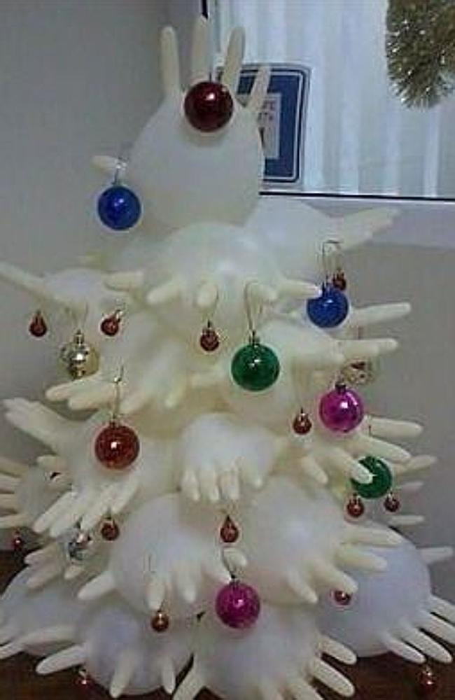 Cây thông Noel kỳ dị được làm từ găng tay cao su.