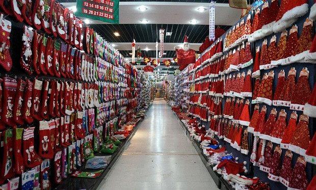 Một cửa hàng phân phối đồ Giáng sinh tại thành phố Yiwu.
