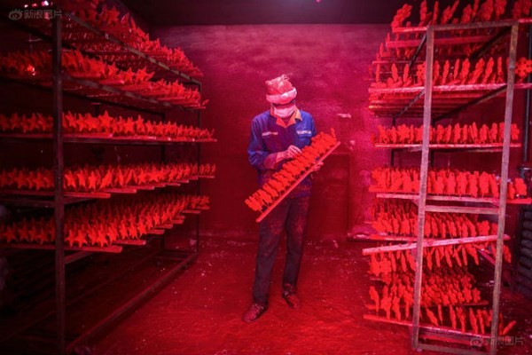 Làng Yiwu, cách Thượng Hải vài giờ đi tàu nhanh, là thị trường hàng hóa bán buôn lớn nhất của Trung Quốc và đây cũng là nơi sản xuất đồ trang trí Giáng sinh lớn nhất thế giới.