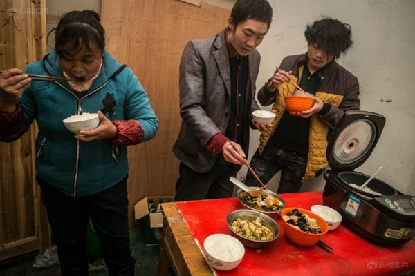 Các công nhân nghỉ ngơi ăn uống sau những giờ làm việc mệt mỏi.