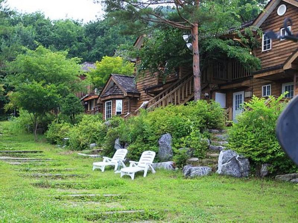 Hầu hết biệt thự tại Pyeongchang-dong đều có sân vườn rộng rãi với nhiều cây xanh tạo ra một môi trường sống trong lành và lý tưởng.
