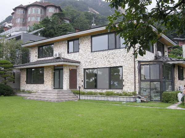 Không giống như khu "nhà giàu" Gangnam với lối sống nhộn nhịp và sôi động, khu Pyeongchang-dong lại có không khí trong lành và yên bình, cùng với khung cảnh đẹp tuyệt vời. Có lẽ chính vì những lý do này mà Pyeongchang-dong được mệnh danh là khu vực đáng sống nhất ở Seoul.