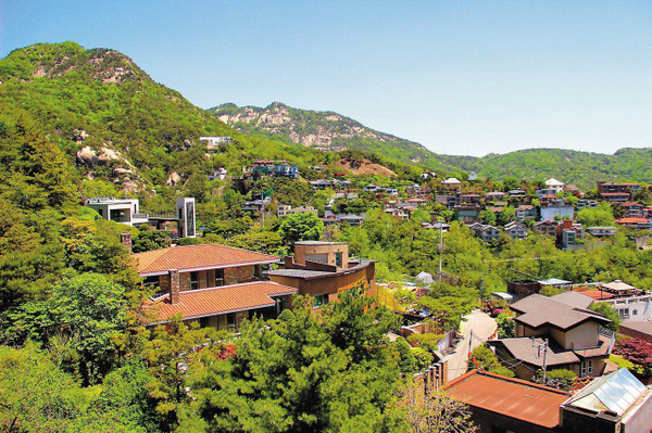 Khu nhà giàu Hàn Quốc Pyeongchang-dong hay còn được gọi là "Beverly Hills" của Seoul, với những ngôi biệt thự độc đáo và môi trường sống lý tưởng được xem là khu vực dành cho giới nhà giàu và đáng sống nhất ở nước này.