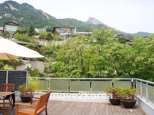 Nơi đây rất mát mẻ với nền nhiệt độ luôn thấp hơn ở khu trung tâm từ 2 đến 3 độ C. Do đó, vào những ngày mùa hè nắng nóng, các gia đình sống ở Pyeongchang-dong cũng không cần dùng đến điều hòa.