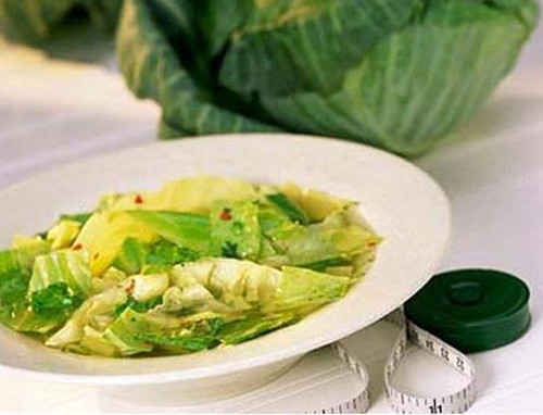 Những gia đình có trẻ nhỏ, bạn có thể tận dụng nguyên liệu bắp cải để làm súp cho bé. Cách làm súp bắp cải rất đơn giản, bắp cải bổ tư, bỏ lõi, thái vuông 3cm, hành thái miếng cau, củ cải, cà rốt bổ tư, thái mỏng, khoai tây thái miếng. Sau đó, cho tất cả các loại rau vào nồi súp. Nêm gia vị và nấu thêm chút nữa cho tới khi tất cả chín, tắt bếp. Ảnh: Gia đình net.