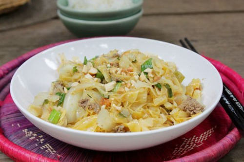 Bắp cải xào kiểu thái khá lạ. Vị ngọt tự nhiên của bắp cải được xào cùng với thịt bò xay, điểm thêm bột nghệ làm món ăn đẹp mắt và ngon miệng hơn bao giờ hết. Ảnh: Dinh dưỡng.