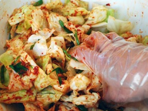 Trong những ngày mùa đông, vị cay nồng, thơm hấp dẫn của món kim chi bắp cải là món được nhiều người mê mẩn. Ảnh: Nauzi.