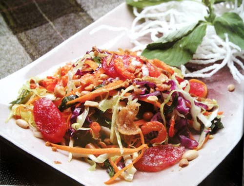 Bắp cải trộn thập cẩm là một trong những món khai vị rất dễ làm và được nhiều người yêu thích. Rất đơn giản, bắp cải cắt sợi trộn đều cùng lạp xưởng thái lát, tôm khô ngâm mềm. Tiếp đến, bạn pha nước chấm chanh, đường, ớt cho vừa ăn sau đó trộn đều các nguyên liệu lại với nhau là bạn đã có một đĩa bắp cải trộn thập cẩm thật ngon cho bữa cơm gia đình. Ảnh: Gia đình net.