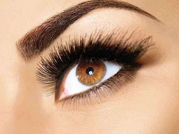 Đánh mắt bằng nước hay còn gọi là Waterline sẽ khiến mắt bạn trông nhỏ đi bởi đường kẻ nước khá sắc nét. Waterline khá hữu dụng cho kẻ phần đuôi mắt kiểu nữ hoàng.