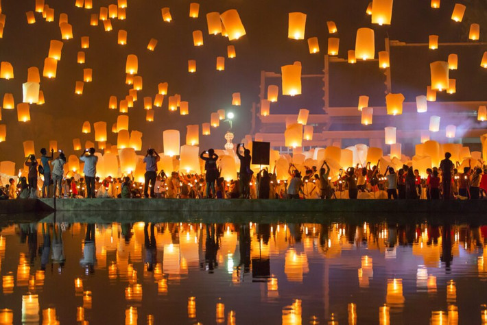 Chiếc đèn giấy được thả gọi là “khom loi”, du khách có thể mua chúng ở khắp các ngôi đền tại Chiang Mai.