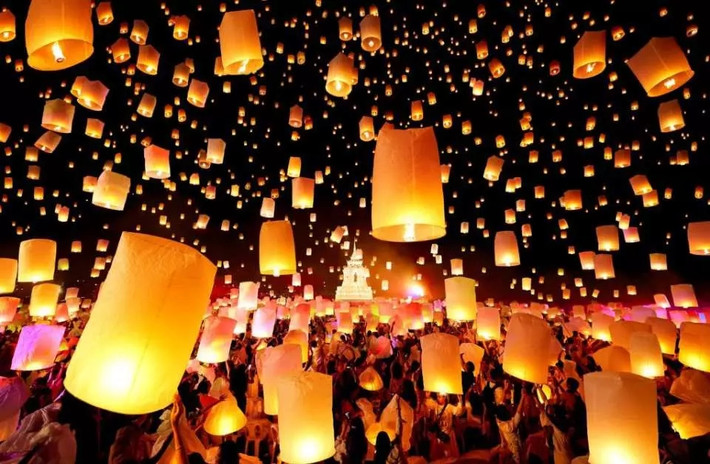 Tương truyền rằng, nếu chiếc đèn lồng bay lên trên cao và biến mất, thì người đó sẽ gặp được nhiều may mắn và lời cầu nguyện sẽ được Đức Phật chấp thuận.