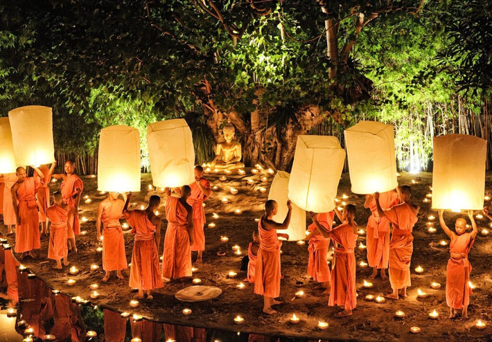 Trong suốt lễ hội, những ngôi đền và ngôi nhà sẽ được trang trí bằng đèn trà, đèn lồng, và những dải băng đầy màu sắc được giăng khắp thành phố.