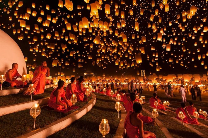Điểm nổi bật của lễ hội Yi Peng là hoạt động thả đèn trời tập thể, khi hàng ngàn chiếc đèn được thắp sáng và bay lên cao, rực rỡ và lấp lánh hòa vào màn đêm đen đặc.