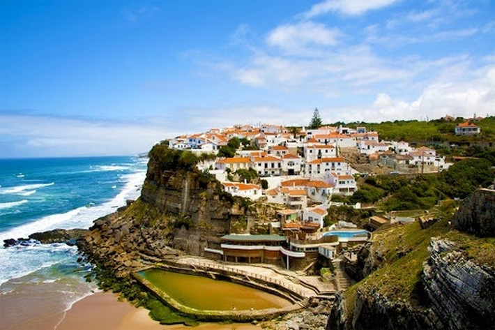 Azenhas do Mar, Bồ Đào Nha: Ngôi làng cheo leo trên vách đá cao vút sát Đại Tây Dương. Ban đầu, Azenhas do Mar là nơi tọa lạc của một loạt nhà máy nước. Giờ đây, nơi này trở thành điểm đến hấp dẫn với du khách khắp châu Âu.