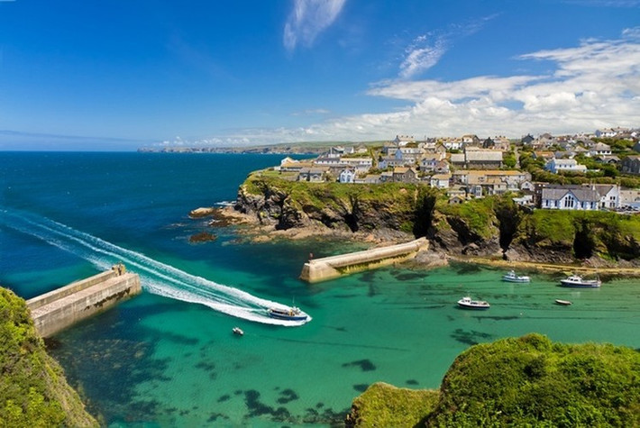 Port Isaac, Anh: Nơi này là một làng chài đẹp như tranh vẽ, được xây dựng sát bên vách đá gồ ghề của bờ biển Cornwall. Nơi đây nổi tiếng với những ngôi nhà tranh sơn trắng xếp chồng trên sườn đồi.