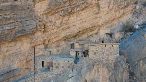Al Sogara, Oman: Người dân làng Al Sogara dựng nhà trong những hang động tự tạo trên vùng núi hiểm trở, sống tách biệt với phần còn lại của thế giới. Cách duy nhất để đến ngôi làng là đi bộ hoặc sử dụng la và xe địa hình.