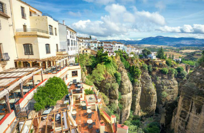 Ronda, Tây Ban Nha: Thị trấn Ronda được xây dựng trên đỉnh ngọn núi Moorish ở Tây Ban Nha từ thế kỷ 18. Tại đây có nhiều nhà hàng sang trọng, điểm tham quan hấp dẫn cùng cây cầu Puente Nuevo nổi tiếng.