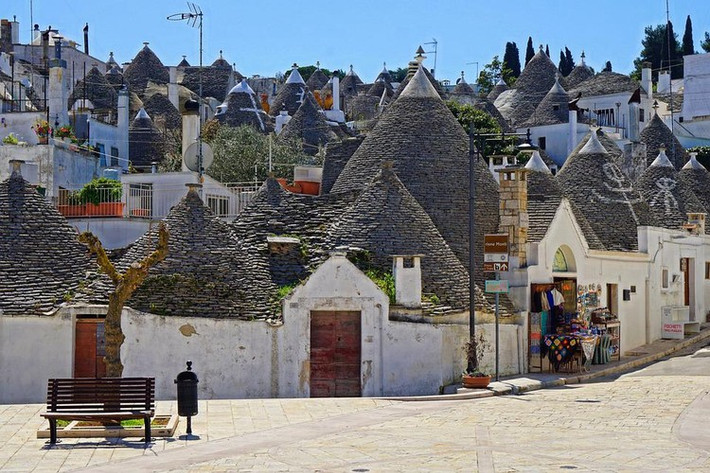 Làng Alberobello có khoảng 1.500 ngôi nhà Trulli xinh đẹp với 11.000 dân sinh. Có nhiều câu chuyện về nguồn gốc của phong cách xây dựng của ngôi làng có từ thế kỷ 14 này.