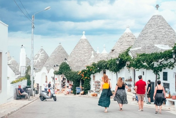 Nổi tiếng với những ngôi nhà được xây dựng từ đá vôi, hay còn gọi là nhà Trulli, ngôi làng Alberobello mang vẻ đẹp cổ kính, lãng mạn tọa lạc tại tỉnh Bari vùng Puglia, Italy.