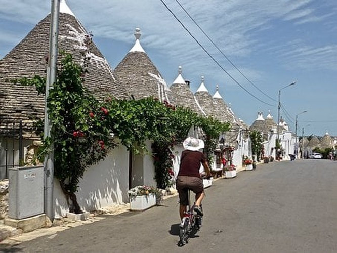 Bạn có thể đi du lịch Alberobello quanh năm bởi đặc trưng khí hậu vùng Địa Trung Hải ôn hòa, mùa đông thì lạnh nhẹ, mùa hè thì nắng dịu nhẹ và có tới 300 ngày nắng mỗi năm.