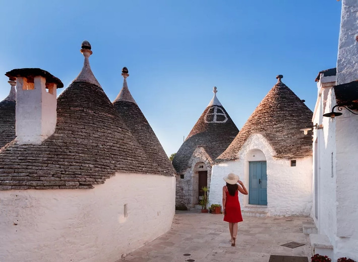 Sau một ngày tản bước thăm quan làng Alberobello mệt lả thì bạn cũng có thể dừng chân để thường thức Piazza de Popolo tại các quán ăn ngoài trời.