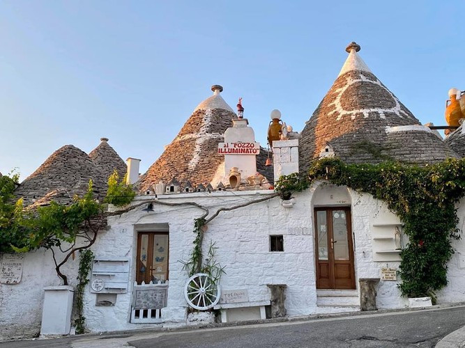 Phần nội thất bên trong những ngôi nhà kiểu Trulli khá đơn giản, chúng thường có cấu tạo là hốc lò sưởi, giường ngủ và một vài món nội thất khác nhau.