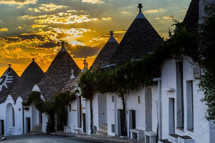 Ngôi làng Alberobello có rất nhiều cửa hàng, quán bar xinh đẹp để du khách có thể thư giãn tại chỗ.